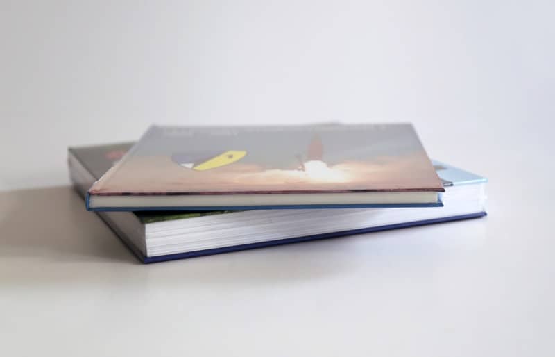 Bücher in Folie verpackt