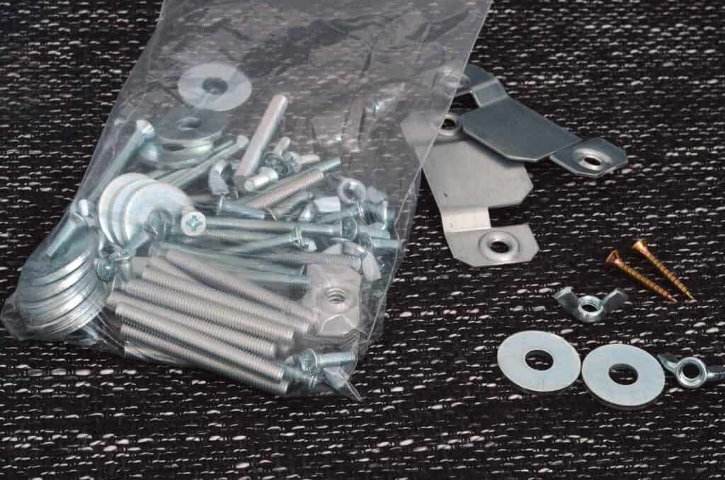 Schrauben in Folienbeutel verpackt